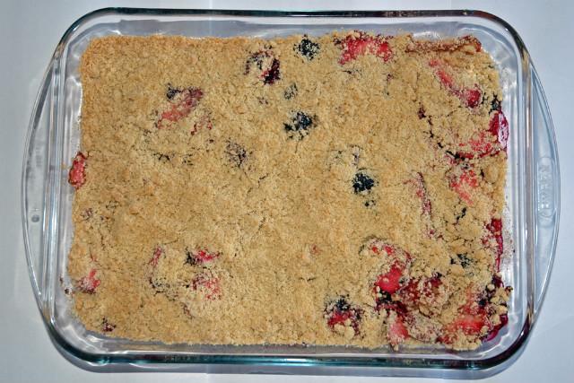an apple/berry crumble (licensed under Public domain via Wikimedia Commons)