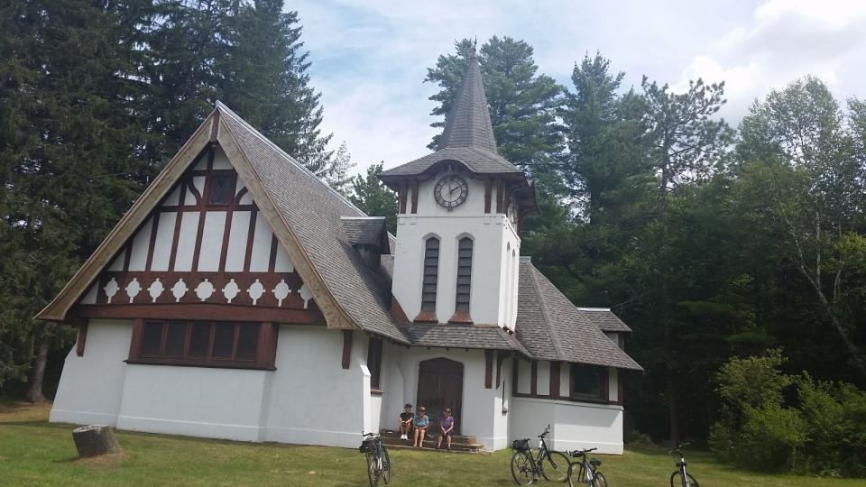 The chapel (photo taken while biking, it cannot be seen from the lake)