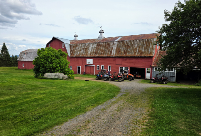 A red barn at Farmhouse UTVs.